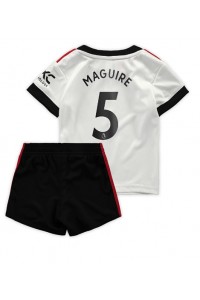 Manchester United Harry Maguire #5 Babytruitje Uit tenue Kind 2022-23 Korte Mouw (+ Korte broeken)